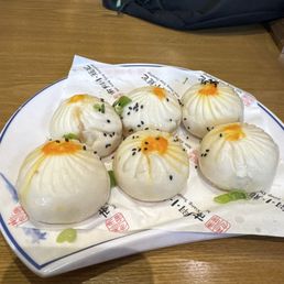 Pan-Fried Crabmeat & Pork Buns 蟹粉生煎包 Pan-Fried Crabmeat & Pork Buns 蟹粉生煎包