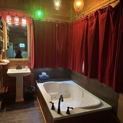 Scenic Hill Retreat - Jacuzzi tub
