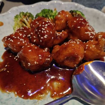Lantern Restaurant & Bar - Sesame chicken - Chinese Near Me - Arlington, Virginia