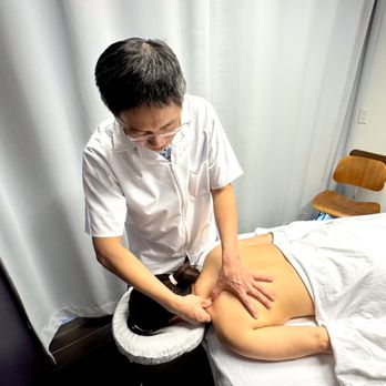 Cross Roads Physiotherapy & Massage Therapy - Vancouver RMT Yung Chen treating a patient's neck and shoulder tension during a massage therapy treatment. - Physical Therapy Near Me - Vancouver, British Columbia Cross Roads Physiotherapy & Massage Therapy - Vancouver RMT Yung Chen treating a patient's neck and shoulder tension during a massage therapy treatment. - Physical Therapy Near Me - Vancouver, British Columbia
