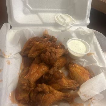 Front Row Sports Bar And Grill - It was what I was looking for. Great service and wings. - Sports Bars Near Me - Ocoee, Florida