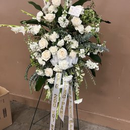 This is how the floral arrangement looks like. It doesn't look full and the small flowers are wilted and look sad. This is how the floral arrangement looks like. It doesn't look full and the small flowers are wilted and look sad.