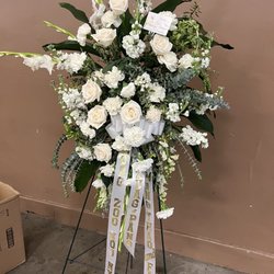 Aloha Floral - This is how the floral arrangement looks like. It doesn't look full and the small flowers are wilted and look sad.