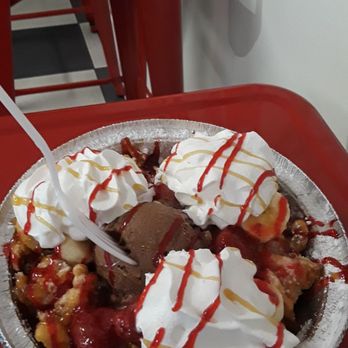 Fairgroundz - Strawberry and Bananas Fairgroundz funnel cake with Rocky road ice cream - Ice Cream & Frozen Yogurt Near Me - Ontario, California