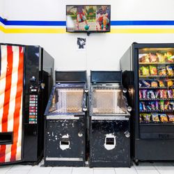Spin Cycle Washateria - Snack, drinks, and game machine