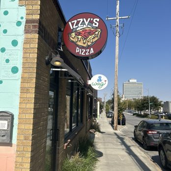 Izzy's Pizza Bus - Food Trucks Near Me - Omaha, Nebraska
