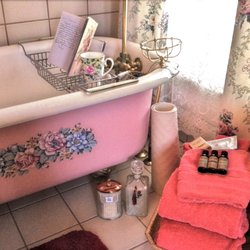 Brass Pineapple Inn - Relaxing Bath with House Made Bath Salts