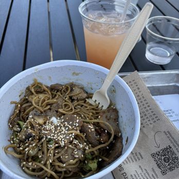 honeygrow - Stir fry garlic sesame noodles - Salad Near Me - Mentor, Ohio