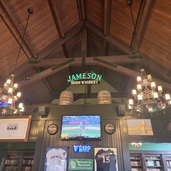 Mo's Irish Pub - Irish Near Me - Wauwatosa, Wisconsin