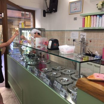 Da Angelo - Clean shop. Love that the gelato is covered. - Gelato Near Me - Florence, FI Da Angelo - Clean shop. Love that the gelato is covered. - Gelato Near Me - Florence, FI