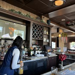 DaVinci's - Great bar! Amazing hand crafted Martinis!