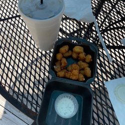Mojos - Sweet tea with cheese curds