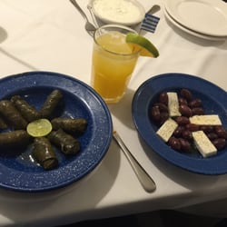 Agapi Mu - Hojas de parra rellenas y queso Feta con aceitunas negras
