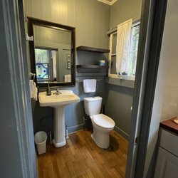 Volcano Village Estates - Rainbow Falls bathroom