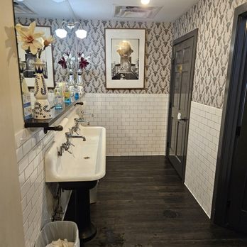 Southside Benderz - Clean restrooms (3 rooms + shared sinks) - Burgers Near Me - Avon, Colorado