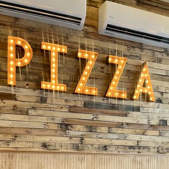 Commodore's Pizza - Fun decor and very clean. - Pizza Near Me - Hammond, Louisiana