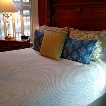 Ashford Inn - Room 2, Camellia - Bed & Breakfast Near Me - Clinton, North Carolina