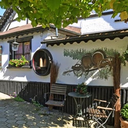 Bug's Gutsschänke - 1965 wurde das schöne Fachwerkhaus in der Mühlstraße in Walluf zur Gutsschänke umgebaut. Mit viel Kreativität, Liebe zum