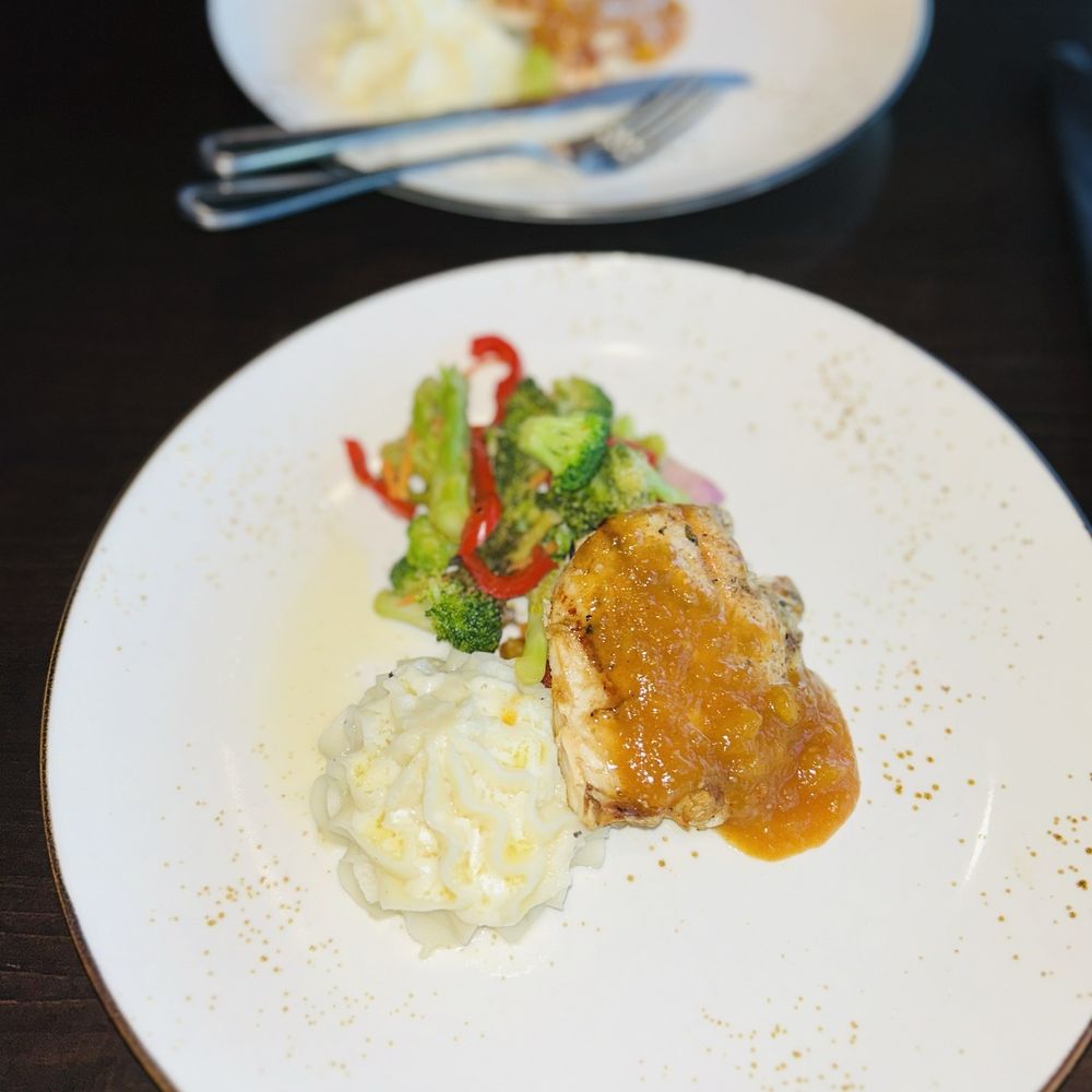 Oak and Main - Peach Chutney Chicken - American Near Me - Roanoke, Texas