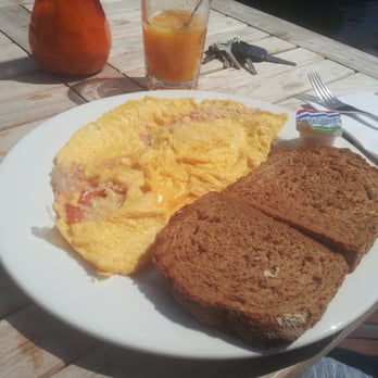 Café Leuten - Een omelet met ham, kaas en tomaat. Kan je weinig verkeerd aan doen - Cafes Near Me - Amsterdam, New Hampshire