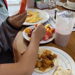 El Lugar de Max - Taco de chorizo con papa y barbacoa con tortilla de harina. Fruta y licuado de fresa.