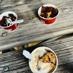 Traffic Man BBQ - Red Velvet , Dulce de Leche , and cookie dough ! Topped with crushed red velvet, cookie dough crumble, and Oreo!