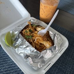Wendill's Chicken House - Pad Thai & Thai ice tea