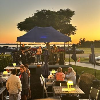 High Tide Social House - Outdoor entertainment with amazing sunset - New American Near Me - Cape Coral, Florida
