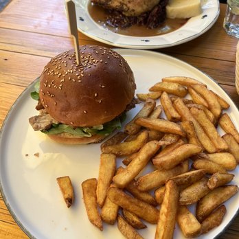 V Ruthardce - pulled pork burger with fries - Czech Near Me - Kutná Hora, ST