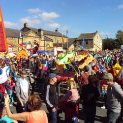 Skipton International Puppet Festival - The parade arrives at its terminus in the hubsite, to the delight of the crowds.