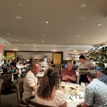 Roy's Waikiki - Main dining room - Hawaiian Near Me - Honolulu, Hawaii Roy's Waikiki - Main dining room - Hawaiian Near Me - Honolulu, Hawaii