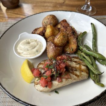 Merriman's - Sheared fresh Mahi Mahi, roasted new potatoes, sautéed Waimea green beans and their special tartar sauce with garnish diced tomatoes. - Hawaiian Near Me - Kamuela, Hawaii Merriman's - Sheared fresh Mahi Mahi, roasted new potatoes, sautéed Waimea green beans and their special tartar sauce with garnish diced tomatoes. - Hawaiian Near Me - Kamuela, Hawaii