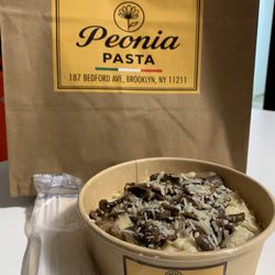 Peonia - To-go fettuccine Alfredo with mushrooms