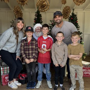 Kenny's Strawberry Farm - Pictures with Santa - Fruits & Veggies Near Me - Fallbrook, California