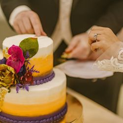 Bakies At I’on - Closeup of cutting the cake