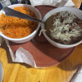 Más allá del sol seafood and grill - Frijoles y arroz que viene con molcajete - Seafood Near Me - Elgin, Illinois Más allá del sol seafood and grill - Frijoles y arroz que viene con molcajete - Seafood Near Me - Elgin, Illinois