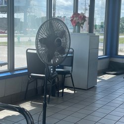 Pupuseria la salvadoreña - No tienen aire acondicionado y solamente tienen tres ventiladores para todo el restaurante.