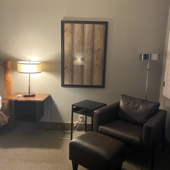 The Lodge at Riverside - Bed to the left - Hotels Near Me - Grants Pass, Oregon The Lodge at Riverside - Bed to the left - Hotels Near Me - Grants Pass, Oregon