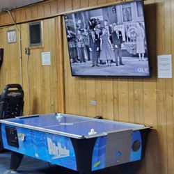 Hood's Truck Stop - Big screen TV
