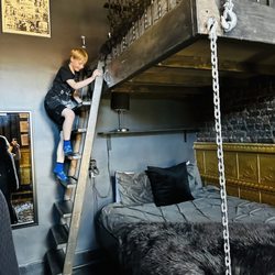 The Black Monarch Hotel - Both beds in the Jack the Ripper Room