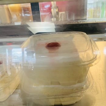 Antojitos Hondureños Café - a cake in a plastic container - Cafes Near Me - Terrytown, Louisiana Antojitos Hondureños Café - a cake in a plastic container - Cafes Near Me - Terrytown, Louisiana