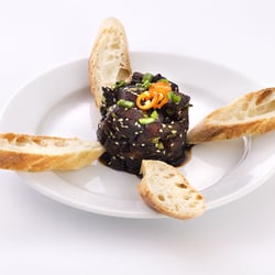 El Caribe - ATUN EN ADOBO- Tatar z polędwicy tuńczyka o subtelnej pikantnej nucie . Serwowane z chipsami z platana lub bagietką.
