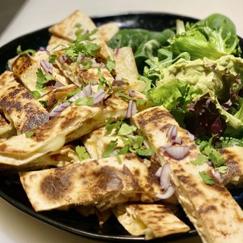 Black Beans Mexicain  - Quesadilla fait maison chez le restaurant mexicain Black Beans - Mexican Near Me - Paris, 75