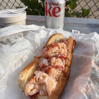 Joe's On A Roll - Lobster Deluxe - Food Trucks Near Me - Beverly, Massachusetts