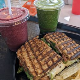 Avocado sandwich, Very Berry and Green Smoothie
