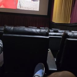 Luxe 8 Flix - Comfy seats that recline
