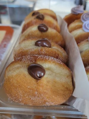 Gwenie's Pastries by null