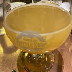 Broken Top Bottle Shop & Ale Cafe - Peach cobbler cider