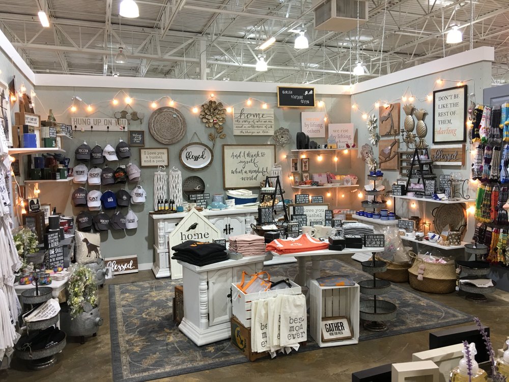 GLORIA’S VINTAGE GIFTS Updated April 2024 8045 Giacosa Pl, Memphis, Tennessee Home Decor