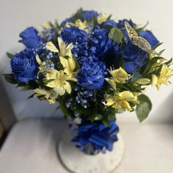 Bee Happy Flowers - Un hermoso arreglo de flores azules y amarillas un hermoso detalle para cualquier ocasión